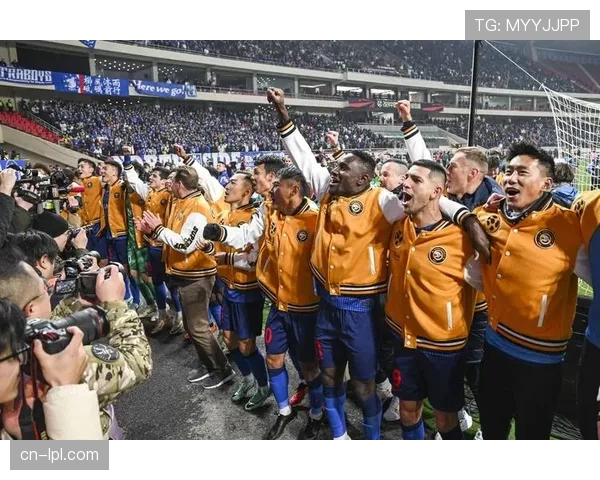 中国职工足球超级联赛冠军将在上海浦发银行队与东风本田队之间决出