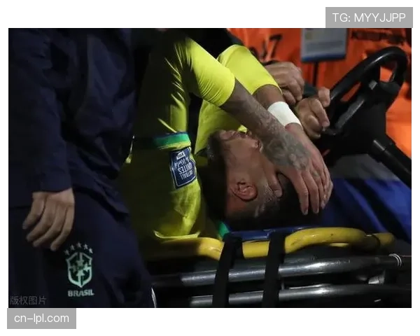 法兰克福后卫泰特训练中膝盖受伤，将无限期缺阵